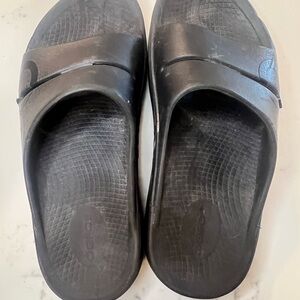 OOFOS Black Women's Sandals